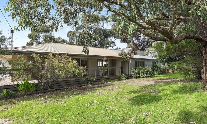 Aireys Inlet House | Beach Side - Free WIFI, Pet Friendly (FENCED) & Walk To The Beach