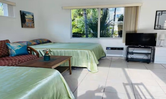 Hollywood Apartment | Beach Tide Motel - #10 Studio 2 Queen Beds