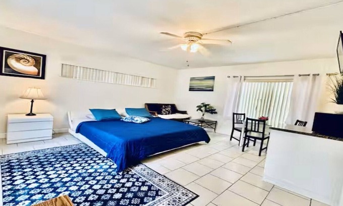 Hollywood Apartment | Beach Tide Motel - Studio 1 King bed