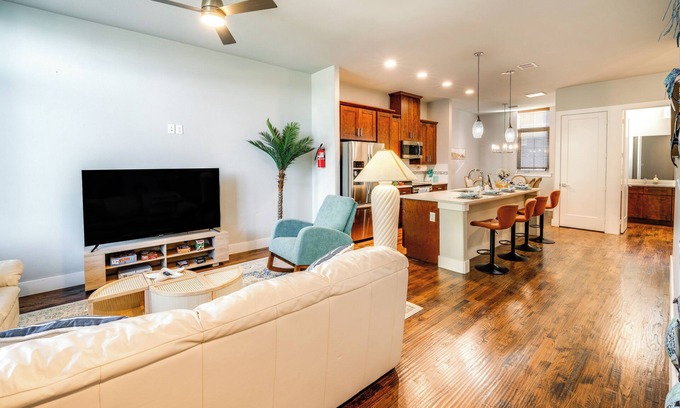 Farmers Branch House | Beach Vibes, Walkable Location: Farmers Branch Gem