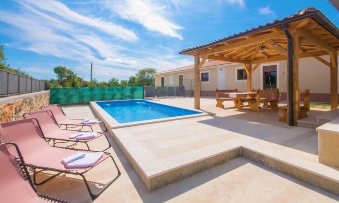 Rovinj Villa | Beach within a few minutes, 2 bedrooms, private pool, completely fenced