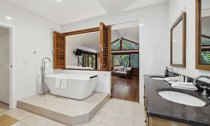 Sawtell House | Beached - Beach is your Back Yard, Pet Friendly