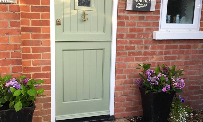 New Forest District Apartment | Beaches Studio is in a Fabulous Location with Views to the Shingle Bank and Iow