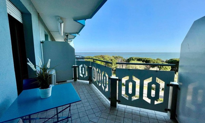 Porto Santa Margherita Apartment | Beachfront flat with sea view