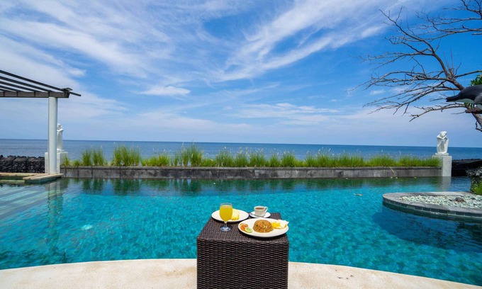 Tukad Mungga Villa | Beachfront 4BR Family Villa in Lovina Bali