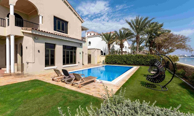 Palm Jumeirah Villa | Beachfront 6BR Villa w/Private Pool at the Palm