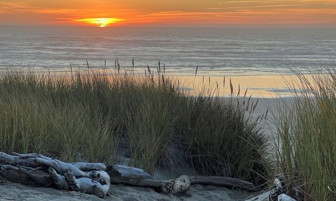 Bayshore House | Beachfront Home! Spacious 3BR/3BA + Private Beach Access! Dogs OK.