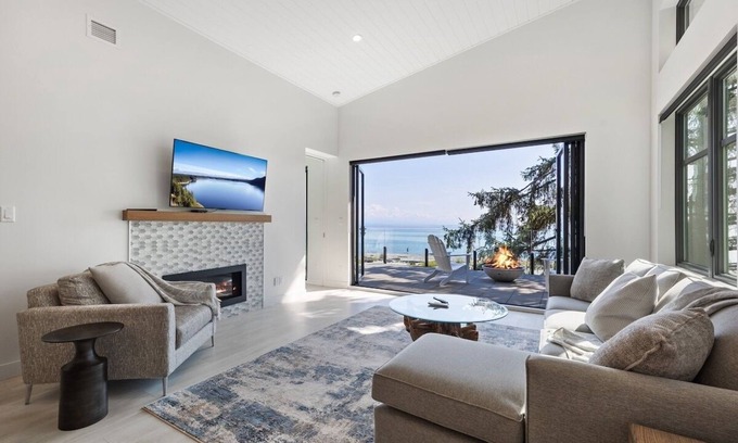 Black Creek House | Beachfront Luxury Suite #21 at THE BEACH HOUSE