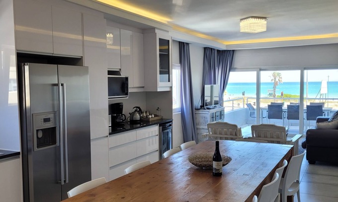 Strand Apartment | Beachfront property with swimming pool