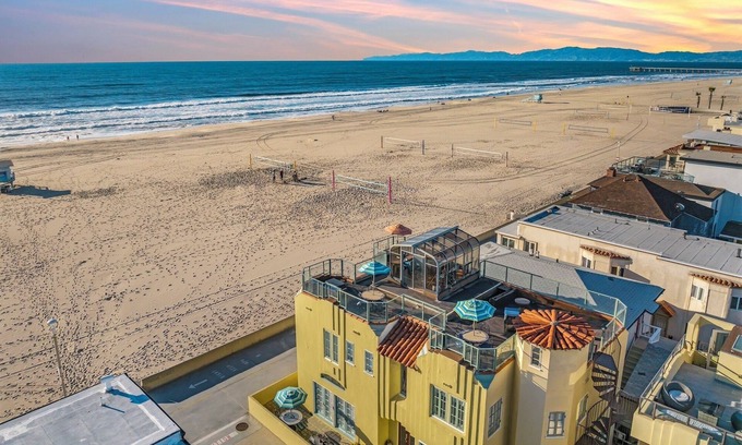 Hermosa Beach House | Beachfront, Roof Deck, Well-Stocked w/Views & Nearby Food, Drinks & Cafes!