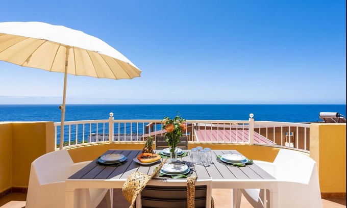 Radazul Apartment | Beachfront triplex with swimming pool & parking