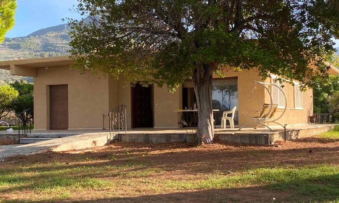 Sarakiniko House | Beachfront villa