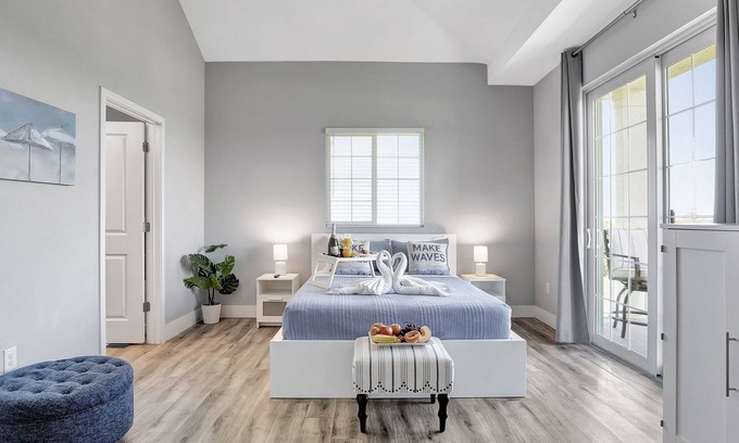 Ruskin House | Beachin Sun - Chic Waterfront Retreat