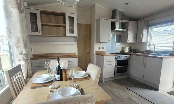 Morecambe Cabin | Beachside Holiday Retreat - Sleeps 6 & Parking