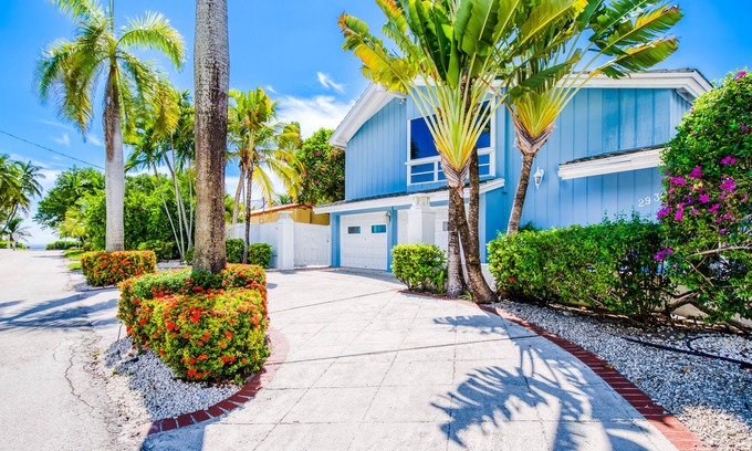 Lauderdale Beach House | Beachside home w/ great location steps away from the sand