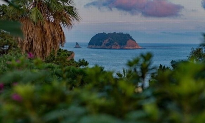 Seogwipo City House | Beachside Whitehouse