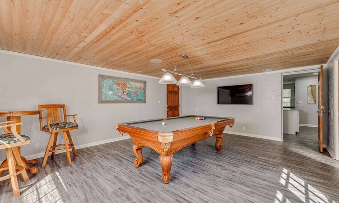 Jacksonville Beach House | Beachside with Billiard Room & Beach Cruisers!