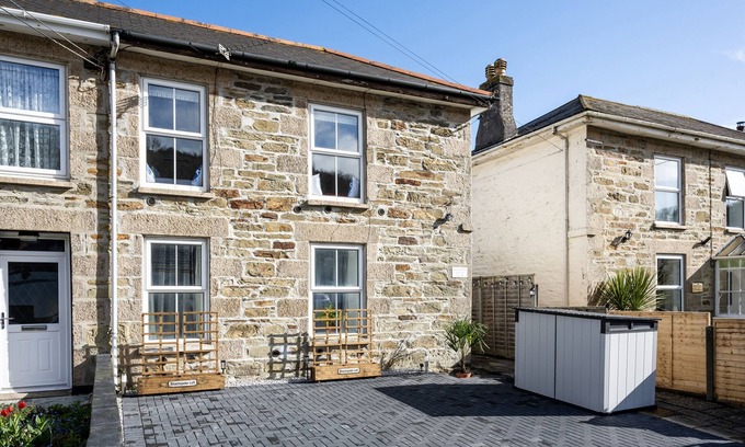 Portreath Cottage | BEACHSPOKE LOFT, family friendly, with open fire in Portreath