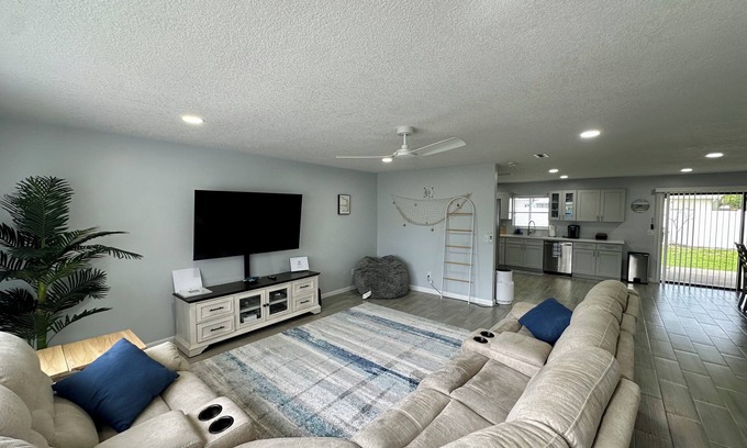 Cocoa House | Beachy Cocoa Home Near Cruise Port W/Hot Tub