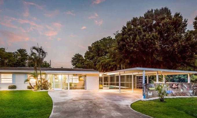 Sarasota House | Beachy Cottage close to Siesta | 3 Bed | Huge Pool