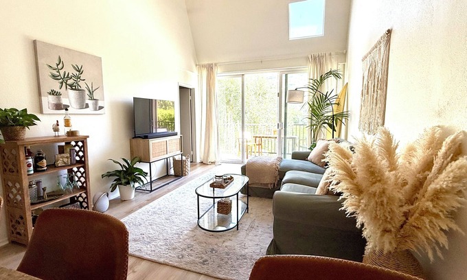 Eastern Malibu Condo | Beachy Malibu Loft - Pool/Tennis/Gym