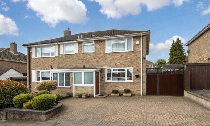 Luton House | Beaconsfield House in Quiet and a very Pleasant Area, near Luton Airport