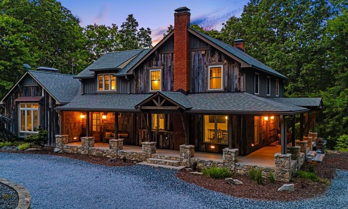 Hendersonville House | Bear Hug Retreat | Hot Tub, Fire Pit & Guesthouse + Biltmore Pass🔥
