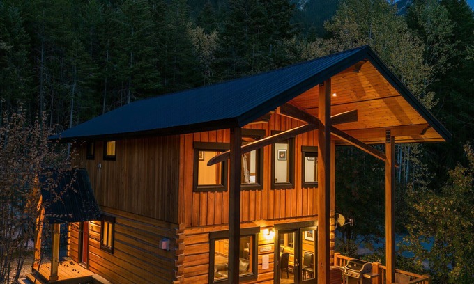 Golden Ski Chalet | Bear Lodge - 3 Bedroom Luxurious Log Cabin, Private Hot Tub and Mountain Views
