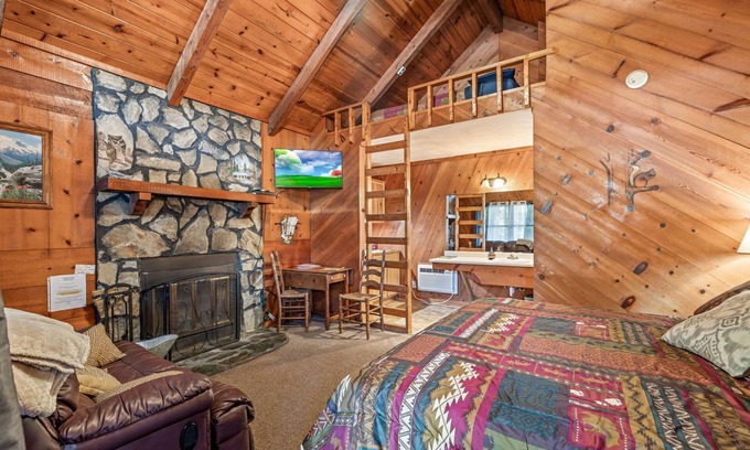 Sautee Nacoochee Cottage | Bear Paw Cottage #6 King ; Close to Helen ;Pet Friendly;2 Adults/2 Children Max