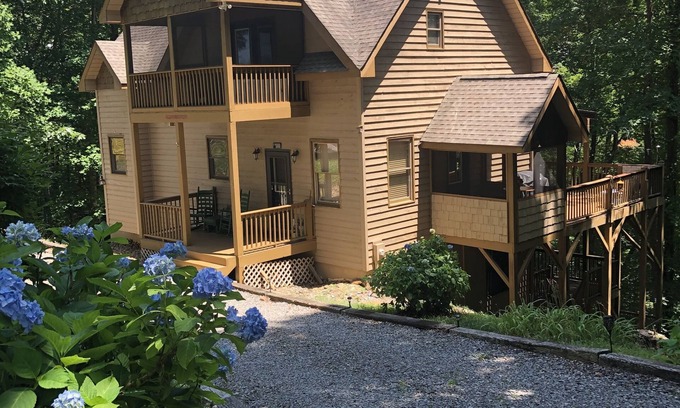 Unaka Cabin | Bear Paw Resort ,high speed internet , gas fireplace,firepit ,sleeps 8