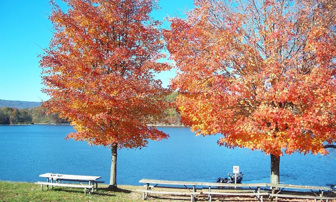 Huntingdon House | Bear's Den, near 7 points & minutes to all conveniences, hike down to the lake