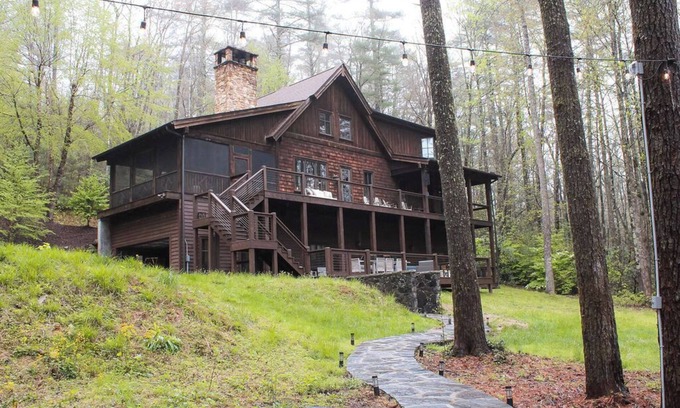 Sapphire House | BEAR'S DEN - Spacious mountain home on river game room & fire pit in Burlingame