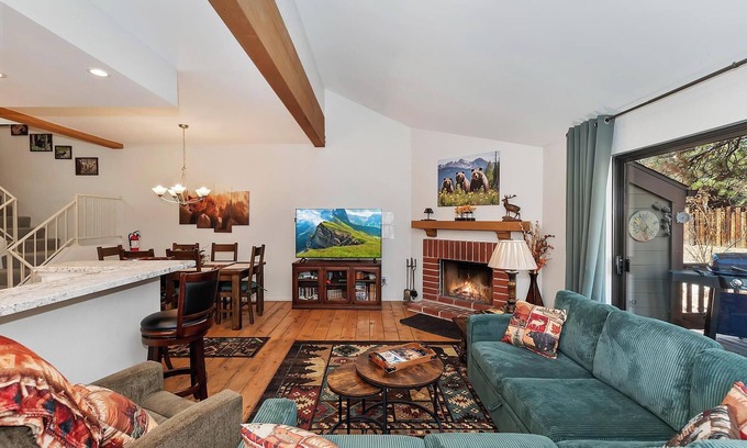 Big Bear Lake Condo | Bearfoot by the Bay By Destination Big Bear: Cozy Mountain 3 Bed Condo! Community Tennis Courts !HOT TUB & Seasonal Pool! Close to Big Bear Marina’s & Village!