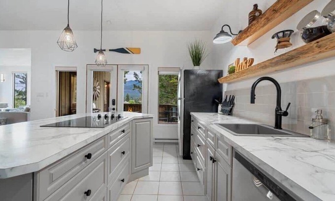 East Kootenay Cabin | Bearfoot Lodge | No Service Fees | Ping Pong