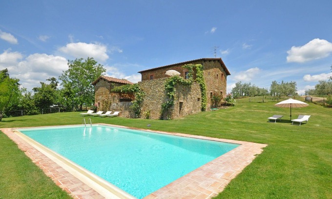 Castelnuovo Berardenga Apartment | Beautiful apartment for 6 people with pool, WIFI, terrace, pets allowed and panoramic view