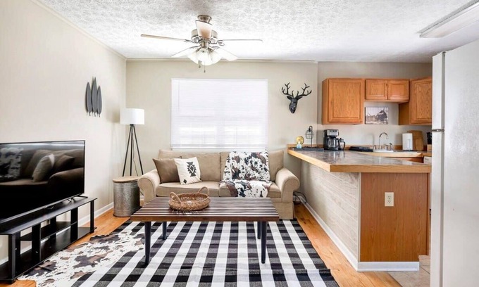 Italian Village Apartment | Beautiful 1 Bedroom Steps From The Short North