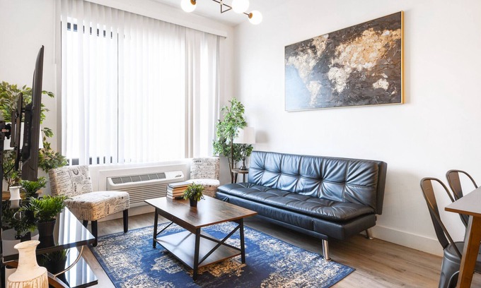 Elizabeth Apartment | Beautiful 1BR Next to Airport 3957