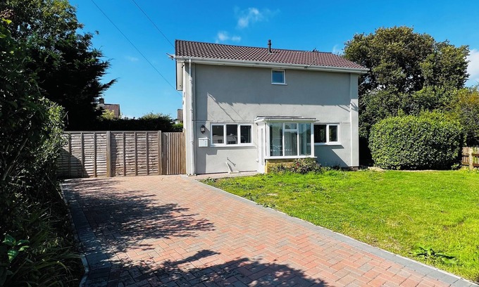 New Forest District House | Beautiful 2 bedroom full-furnished semi-detached house with parking
