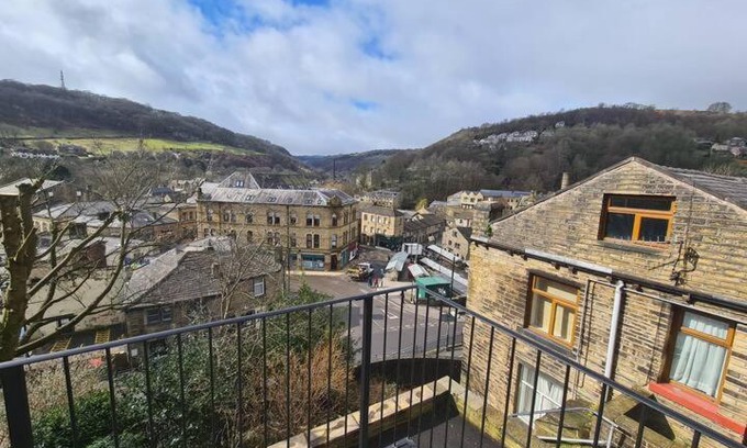 Wadsworth House | Beautiful 2 bedroom with patio and amazing views