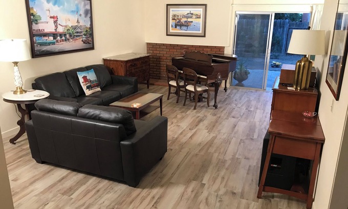 Santa Ana House | Beautiful 2-bedroom MTR house in south Santa Ana with WiFi, king bed and a crib
