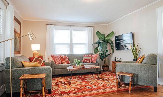 Rountree House | Beautiful 2BR, 2B Bungalow in Desirable Neighborhood! Perfect for Traveling Prof
