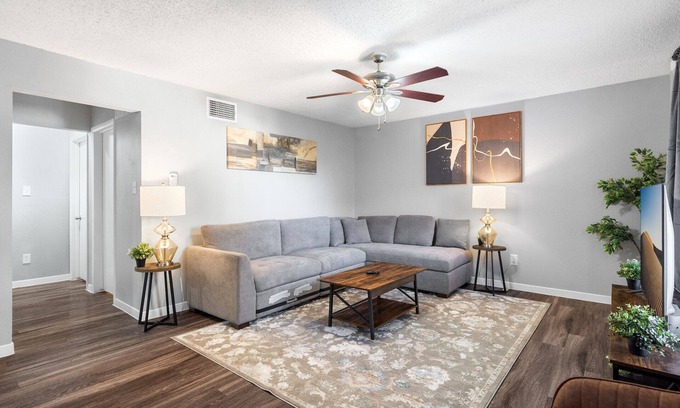 Cherrywood Apartment | Beautiful 2BR 5 Mins to UT 9736