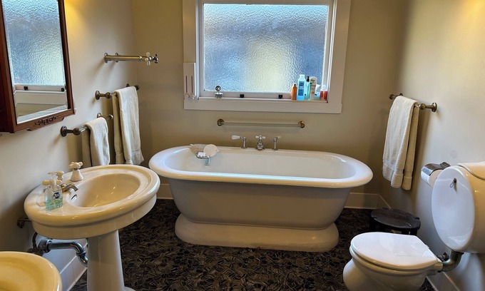 Piedmont Avenue House | Beautiful 3-bedroom historical house Oakland. 98 walk score.
