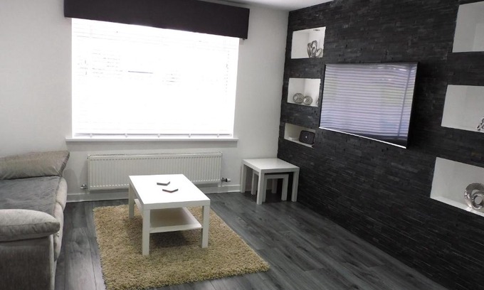 Harthill House | Beautiful 3 bedroom home with large garden 35 mins to Glasgow & Edinburgh