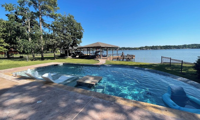 Willis House | Beautiful 3 bedroom Lake House with pool and Hot Tub on lake Conroe! LAKEFRONT