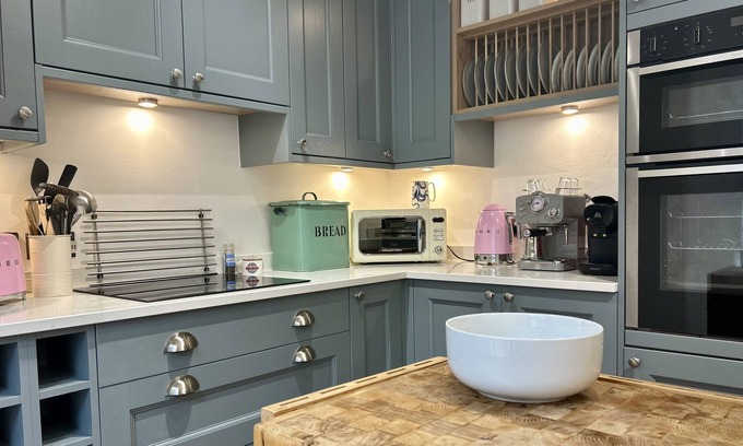 Flushing House | Beautiful 3-bedroom, pet-friendly cottage in Flushing with parking