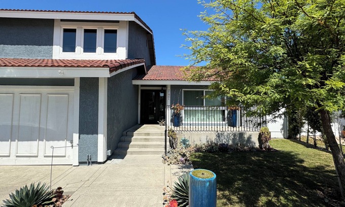 Lake Forest House | Beautiful 3-bedroom home in peaceful Lake Forest. Close to So. Ca. Attractions.n