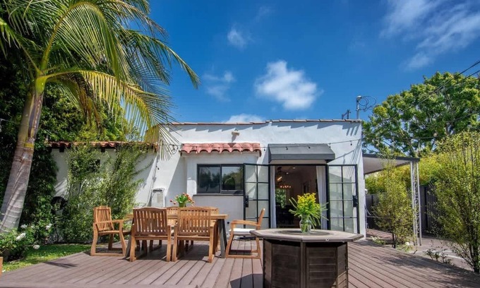 Pico - Robertson House | Beautiful 3BR Home w/Pool & Jacuzzi Prime LA Stay