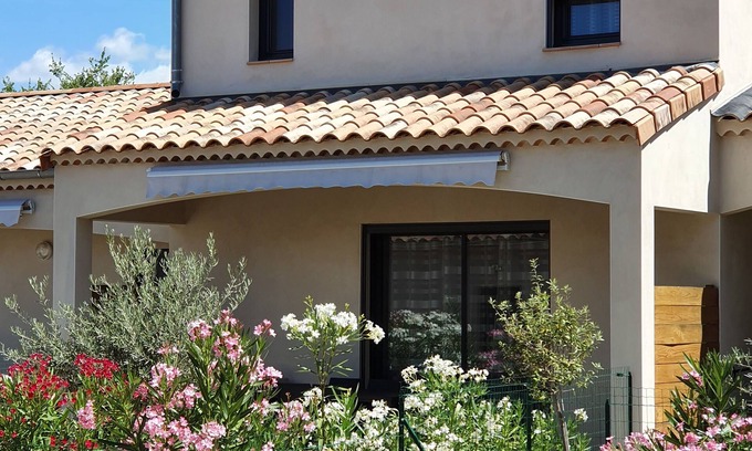 Vallon-Pont-d'Arc Apartment | Beautiful 4-6 person gîte in the center of Vallon Pont d'Arc