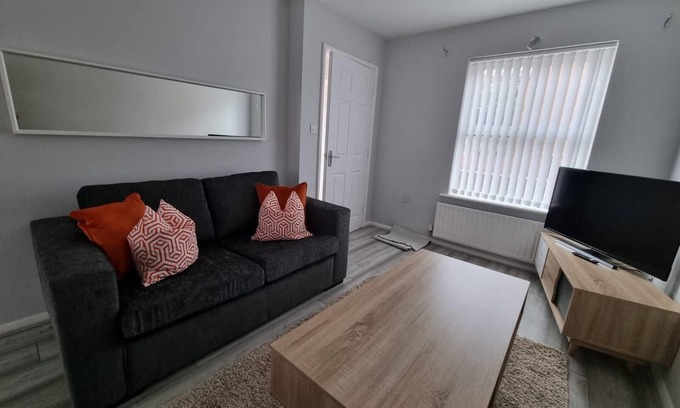 Manchester House | Beautiful 4 bed home, Sleeps 8, driveway parking